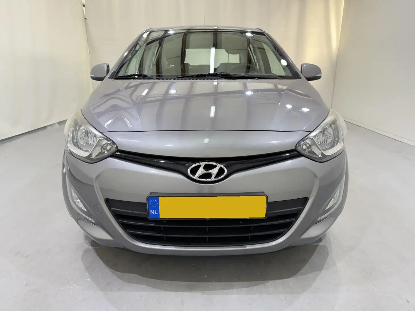 Hyundai i20 I-20 HB 1.2i i-Deal Airco NAP Grijs - 2