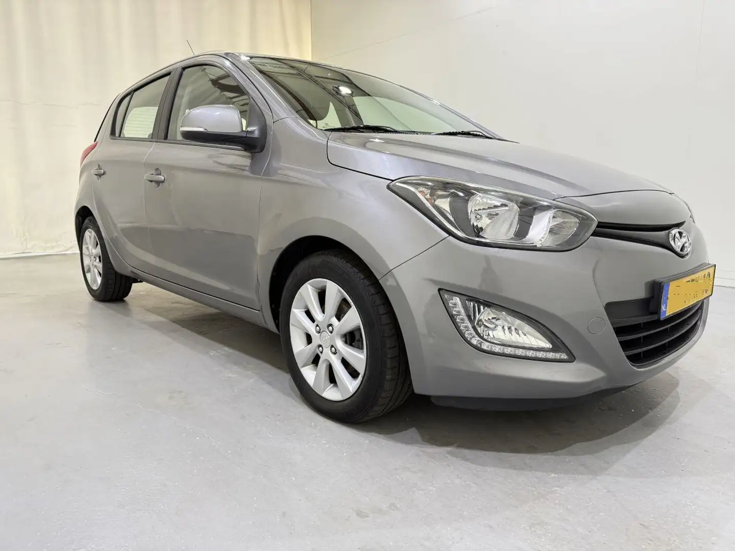 Hyundai i20 I-20 HB 1.2i i-Deal Airco NAP Grijs - 1