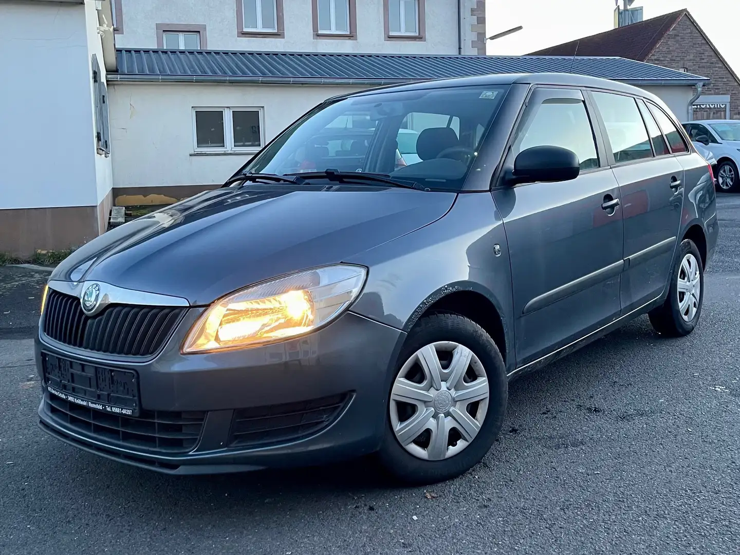 Skoda Fabia 1.2 HTP 69PS TÜV 3/25 Klima ZV Gris - 1