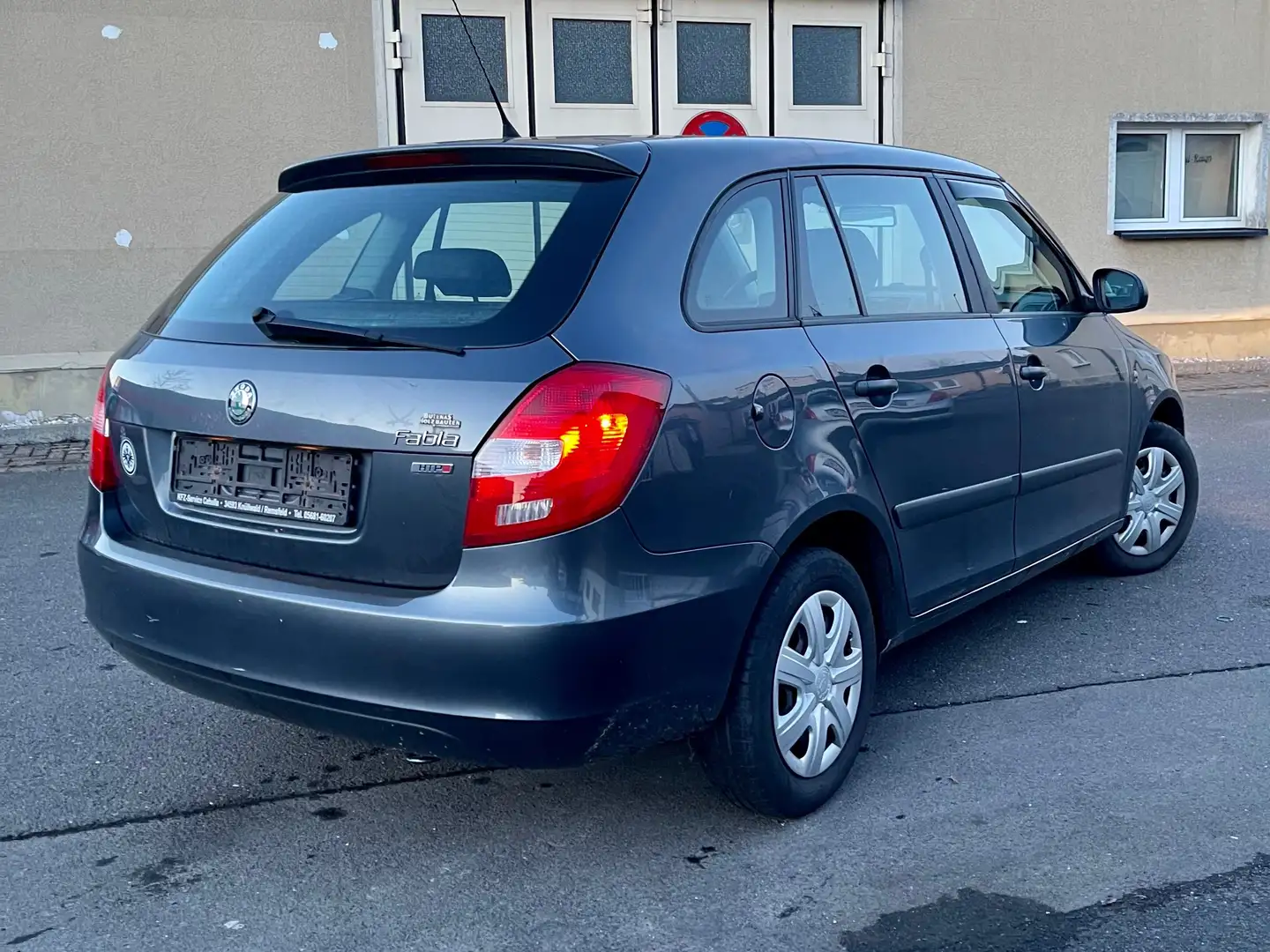 Skoda Fabia 1.2 HTP 69PS TÜV 3/25 Klima ZV Gris - 2