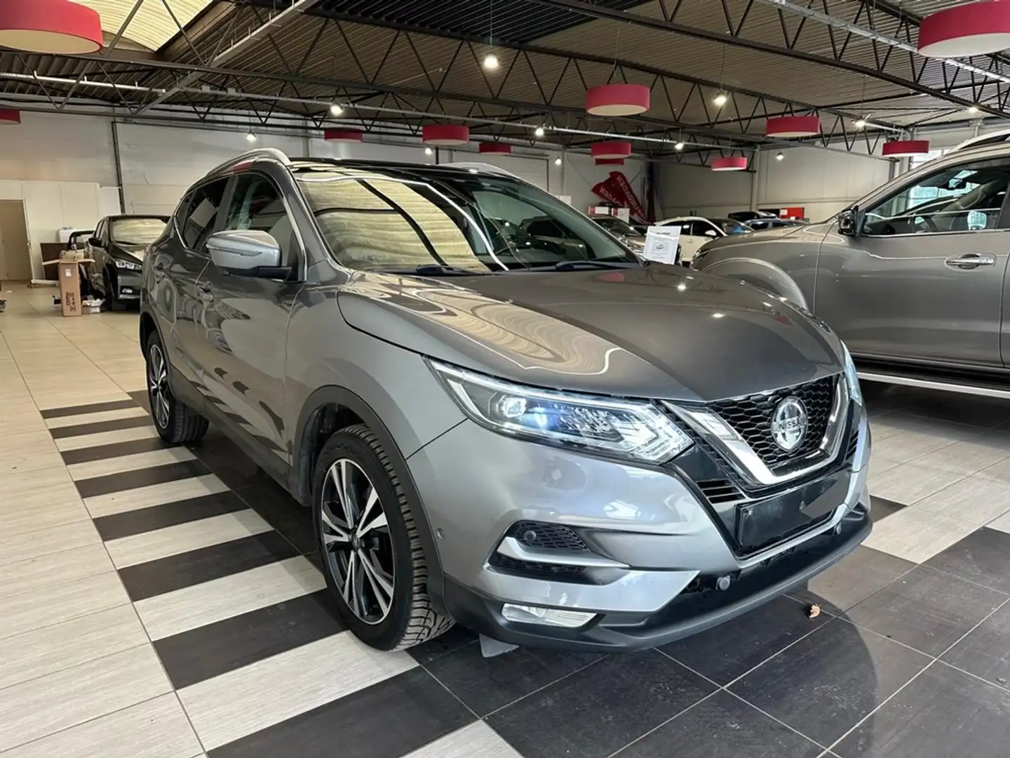 Nissan Qashqai NISSAN QASHQAI 1.5 DIESEL AUTOMAAT/FULL OPTION/GAR Šedá - 2