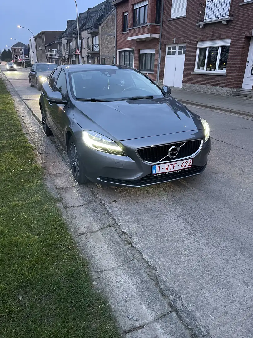 Volvo V40 T2 Momentum - 1
