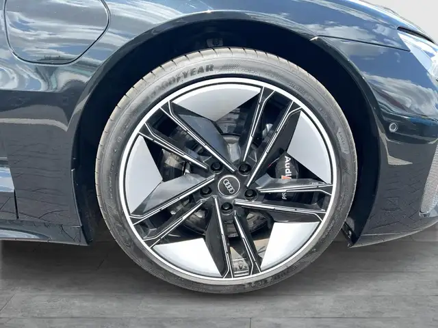 Audi e-tron GT view 7