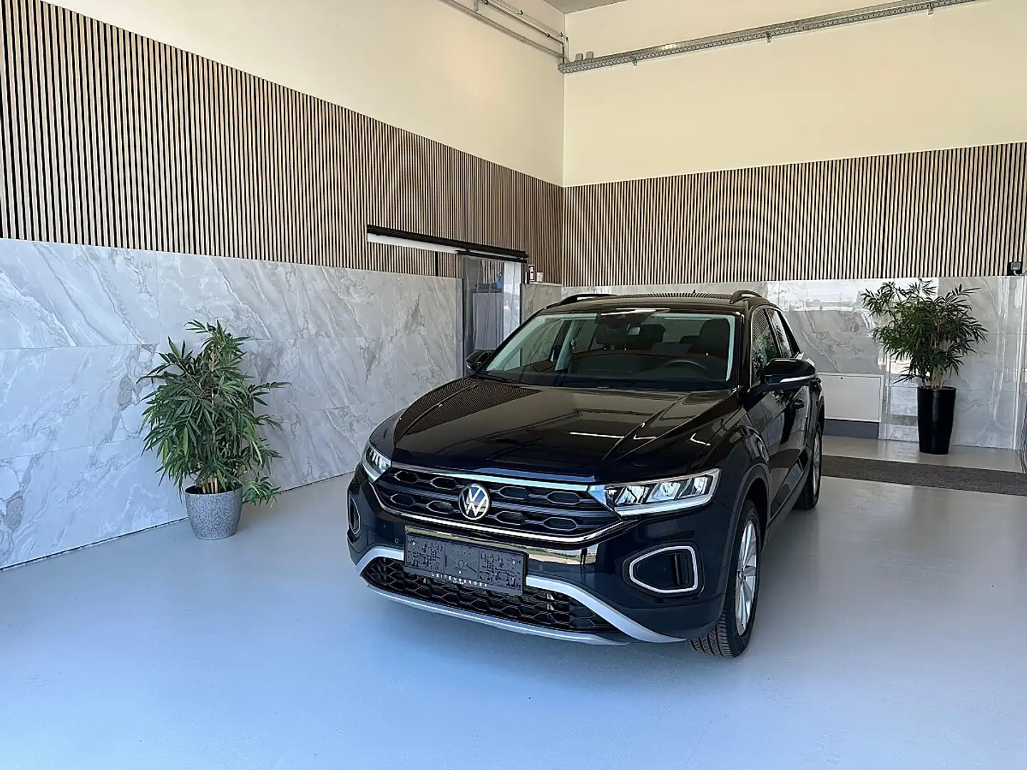 Volkswagen T-Roc 1,5 TSI ACT Life DSG Spurhalte, LED- Scheinwerf... Schwarz - 2