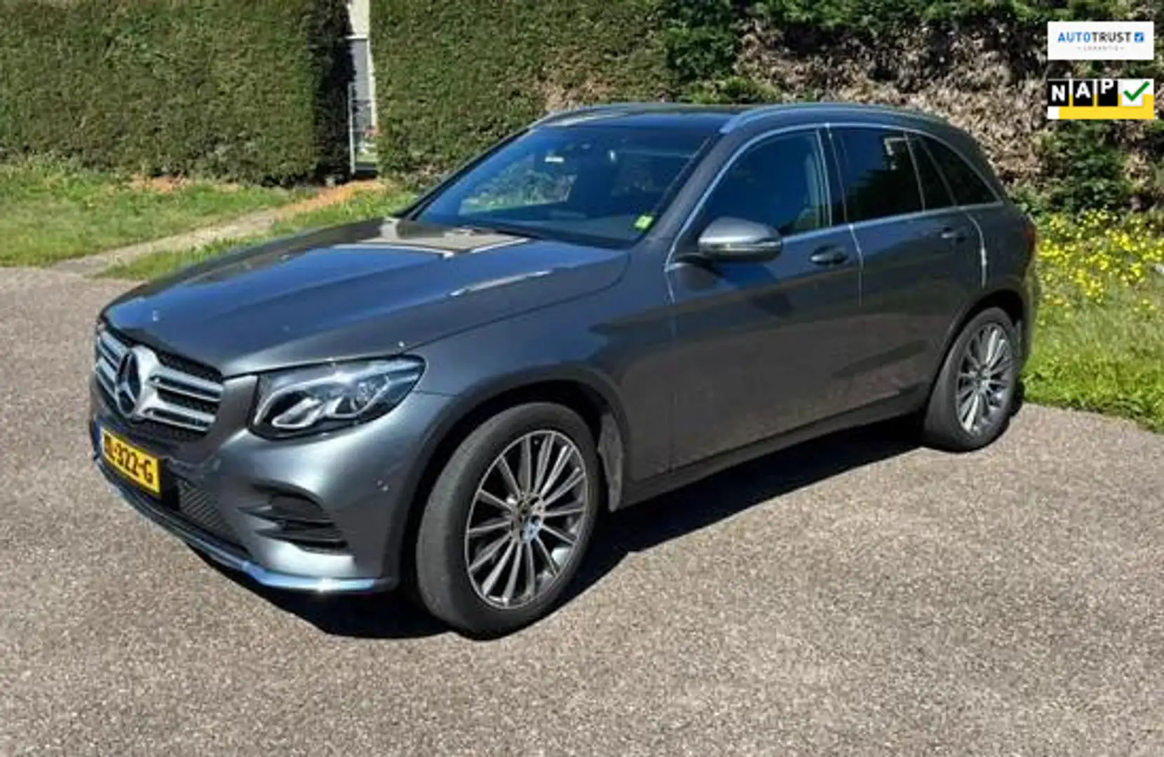 Mercedes-Benz GLC 250 4MATIC AMG Premium Plus PANORAMADAK / CAMERA / LEE Grijs - 1