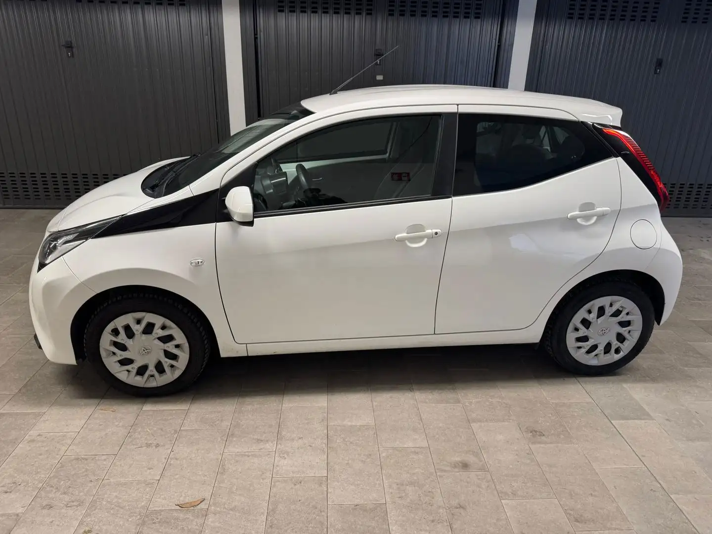 Toyota Aygo X Clusiv Connect 1.0 VVT-i Bianco - 2