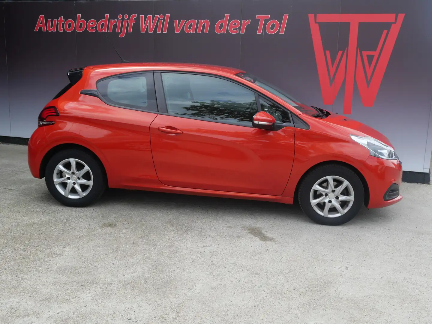 Peugeot 208 1.2 PureTech ACTIVE | NAVIGATIE | CRUISE | 82 PK | Oranje - 1