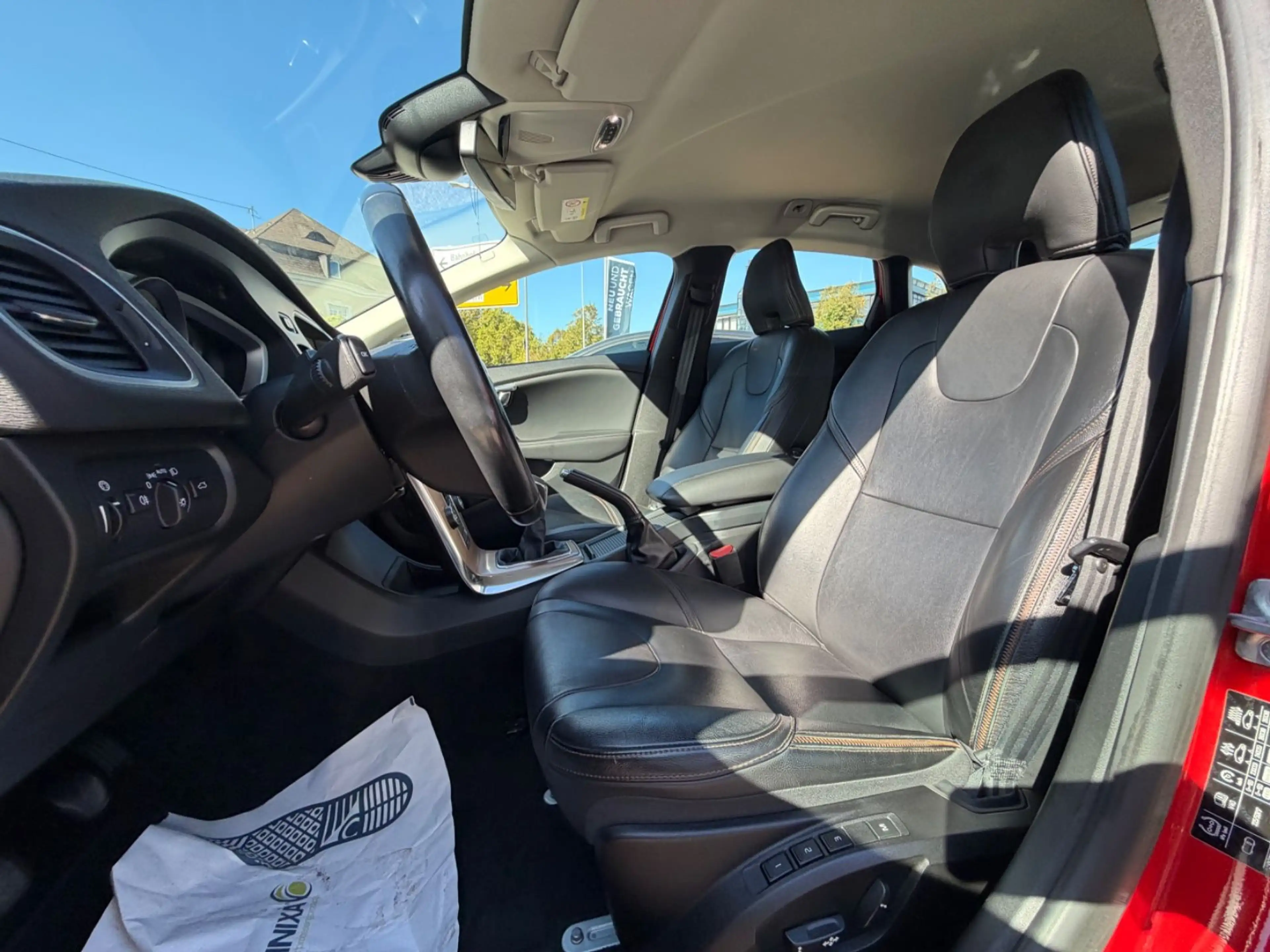 Volvo V40 Cross Country Summum — photo 10