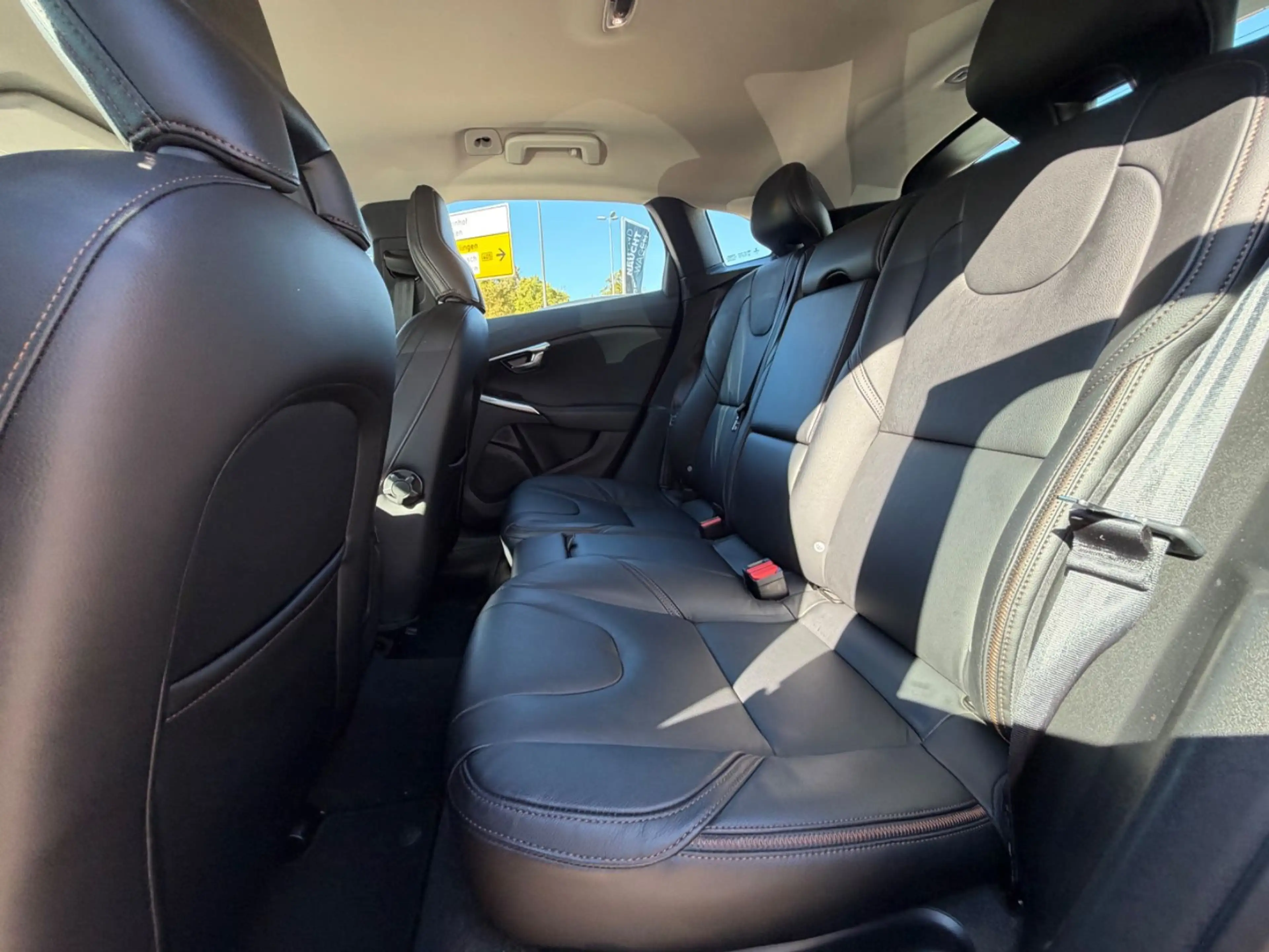 Volvo V40 Cross Country Summum — photo 15