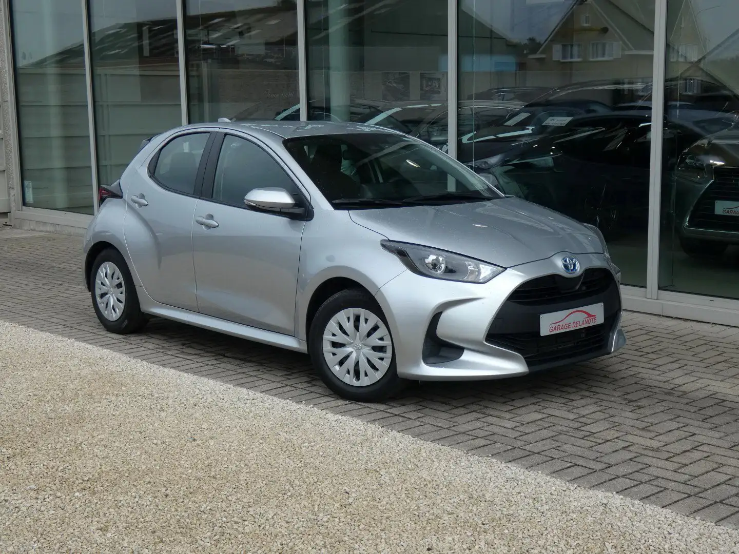 Toyota Yaris HYBRID Dynamic +Parkeercamera +Carplay *2023* Zilver - 1