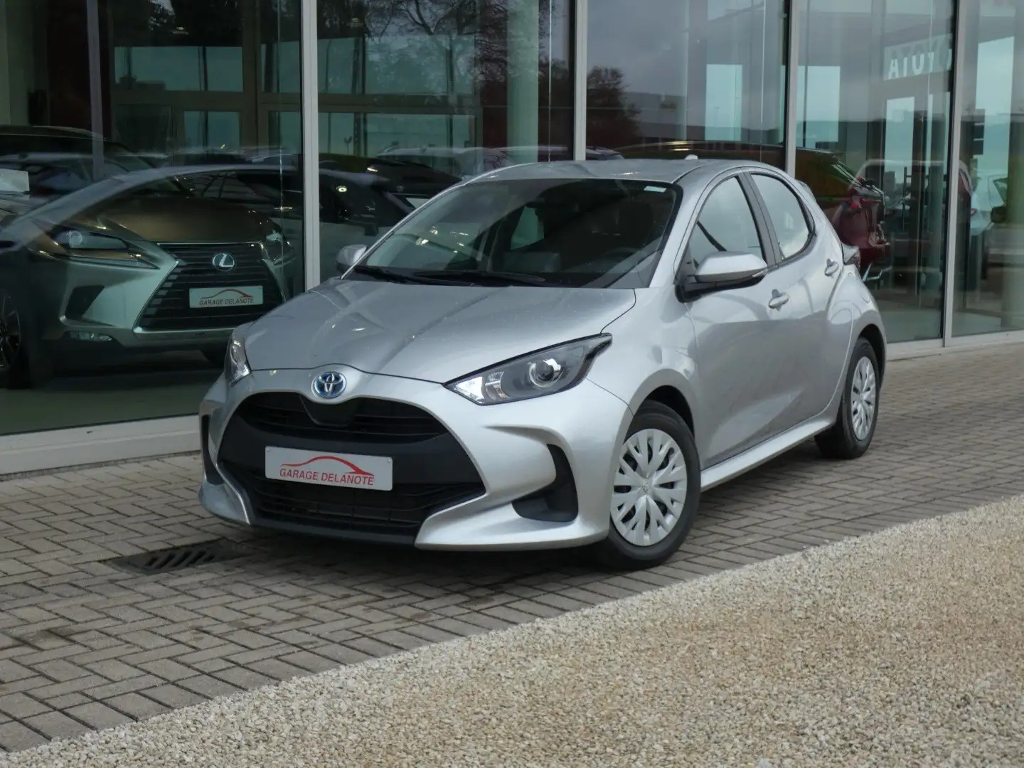 Toyota Yaris HYBRID Dynamic +Parkeercamera +Carplay *2023* Zilver - 2