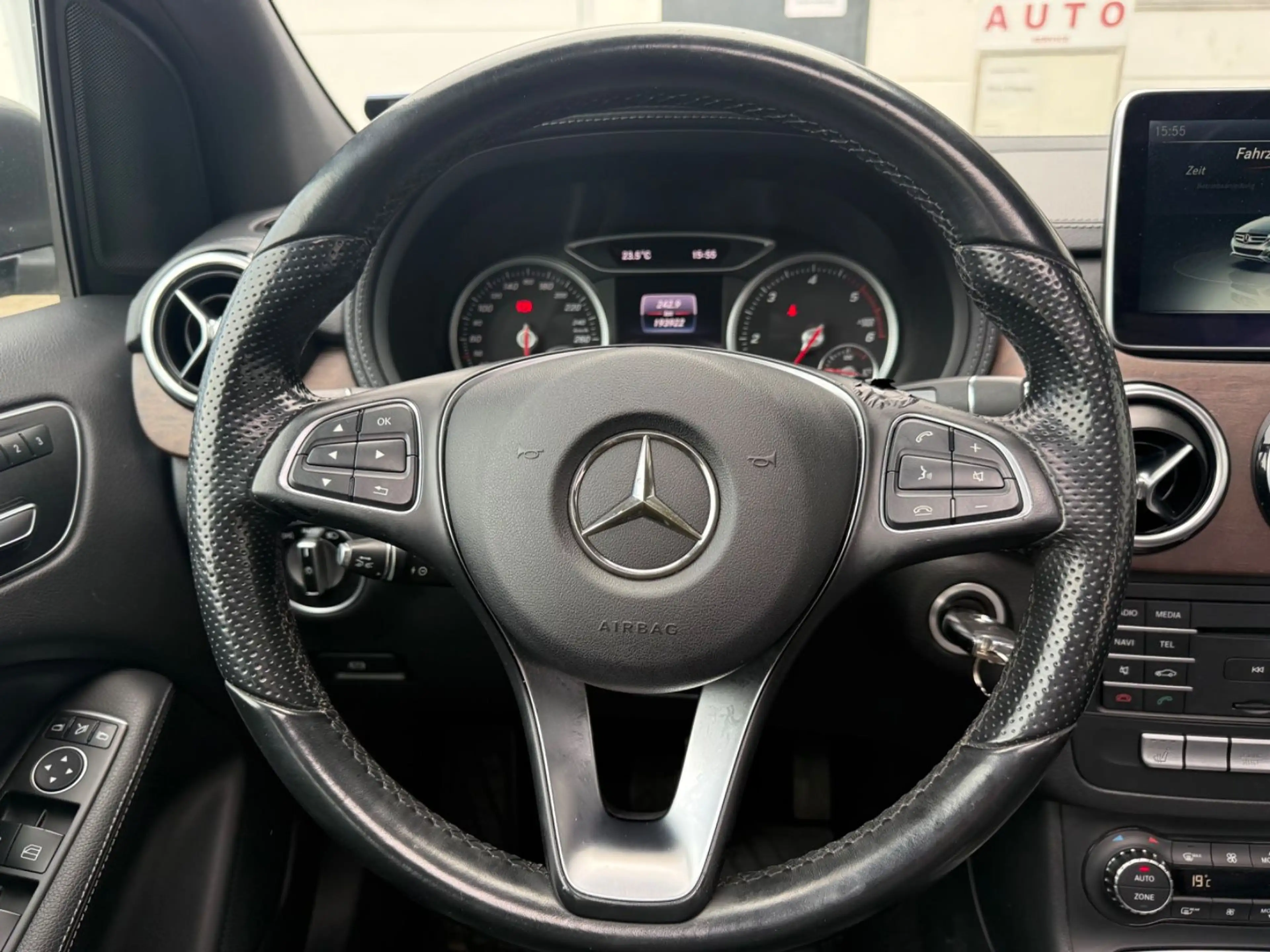 Mercedes-Benz B 220 d *Abstand*Spurhalte*Leder*Pano* — photo 10
