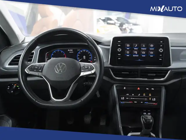 Volkswagen T-Roc view 11