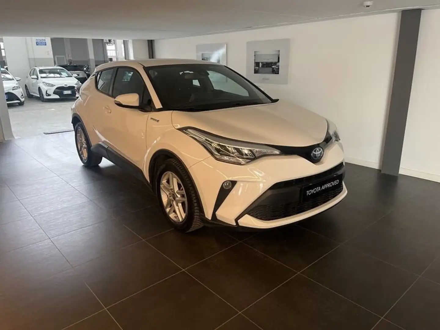 Toyota C-HR 1.8 Hybrid E-CVT Active Bianco - 2