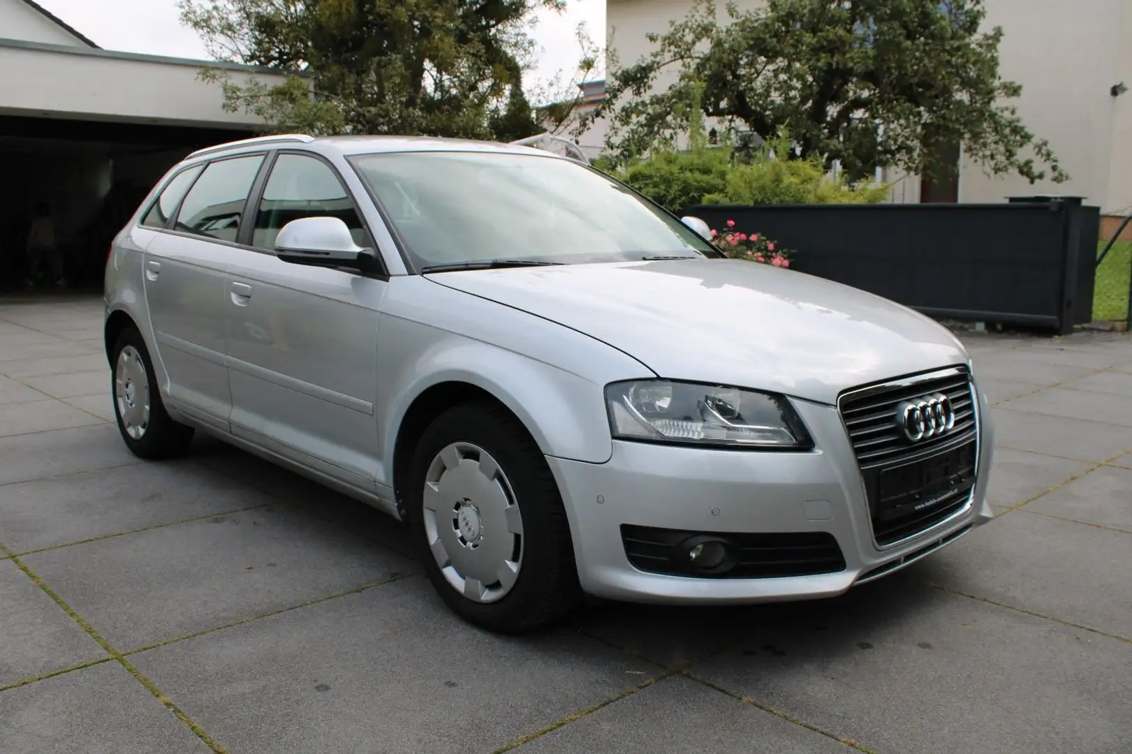 Audi A3 Sportback 1.6 Attraction*KLIMA/SHZ/1.HAND* Zilver - 2