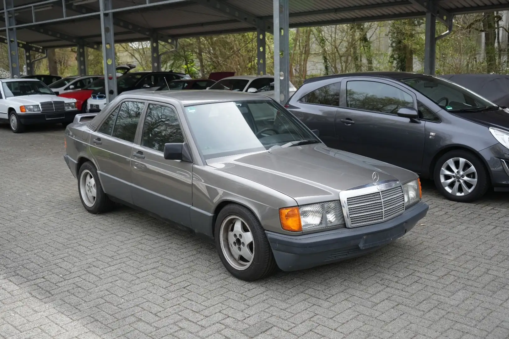 Mercedes-Benz 190 E 2.0 Automatik*Schiebedach*Sitz hzg. Hnědá - 1