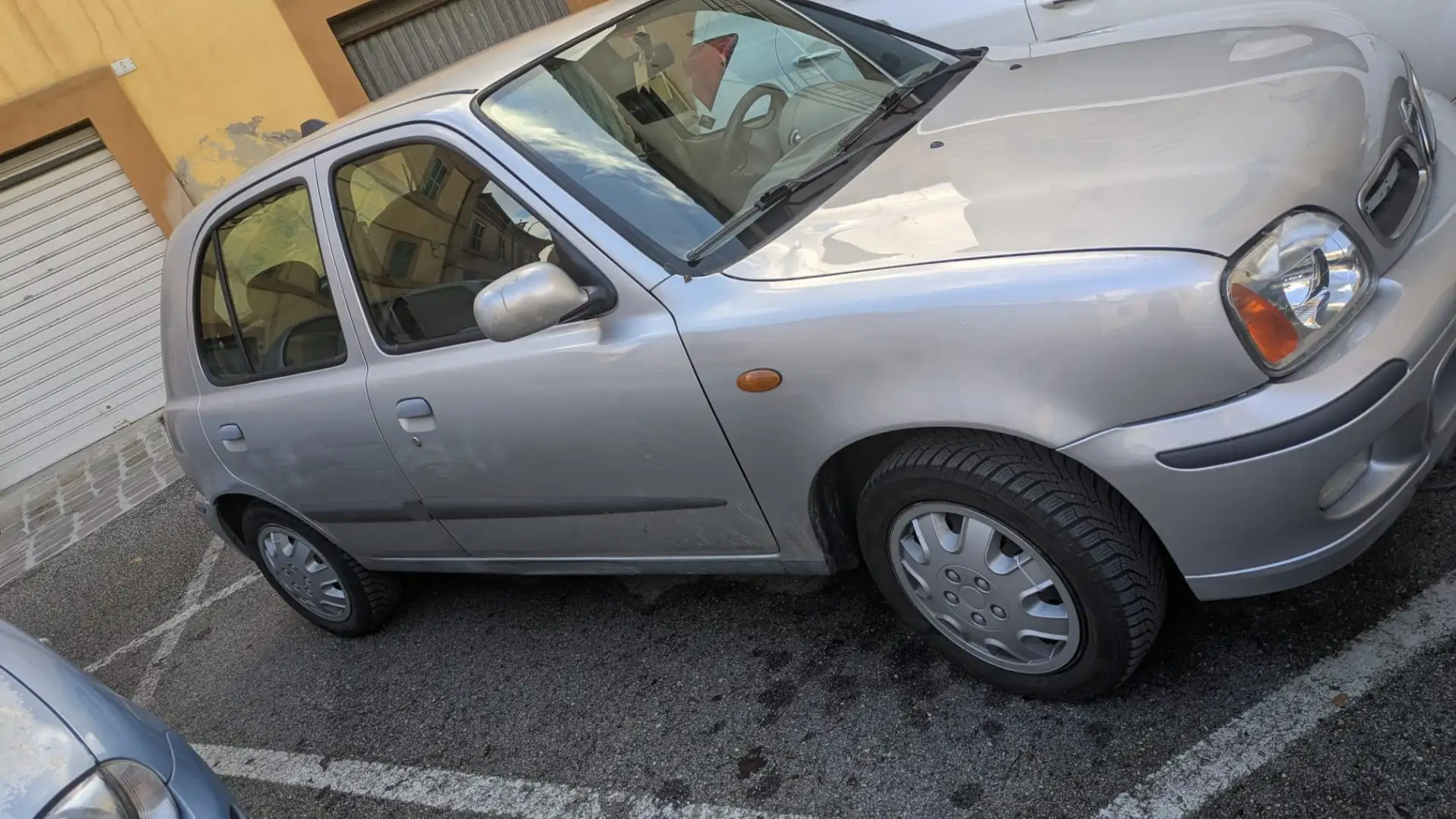 Nissan Micra 5p 1.4 Luxury Gris - 1