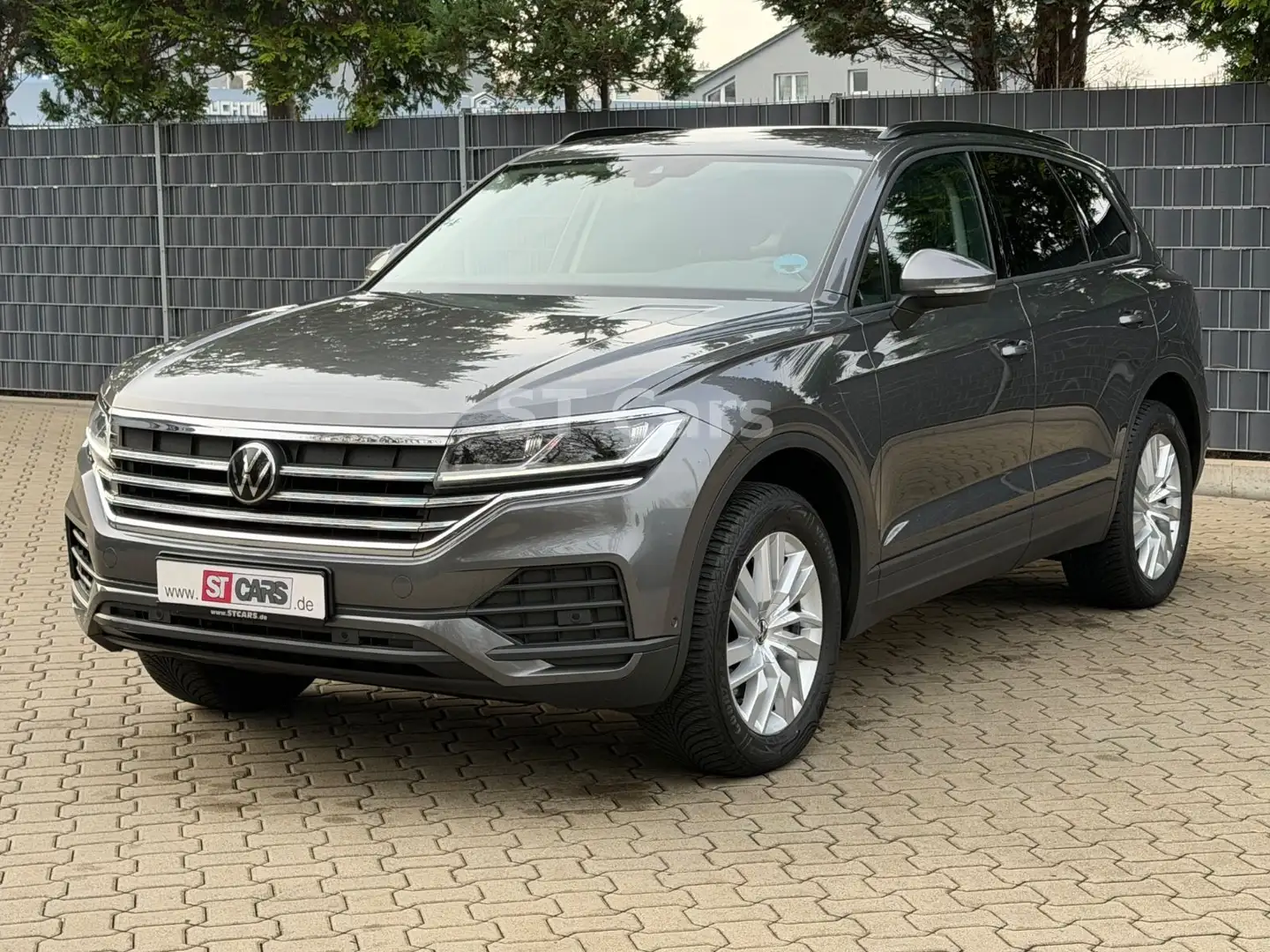 Volkswagen Touareg 3.0 TDI4Motion AHK ACC LUFT AppleCARPLAY Grau - 2