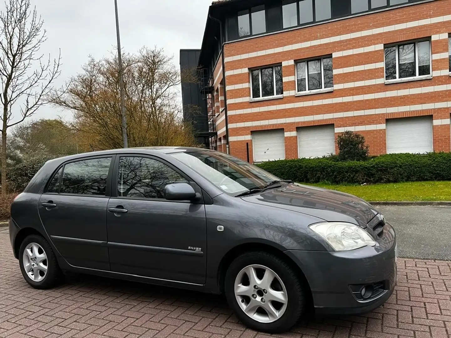 Toyota Corolla 90 D-4D Linéa Sol MMT Grey - 1