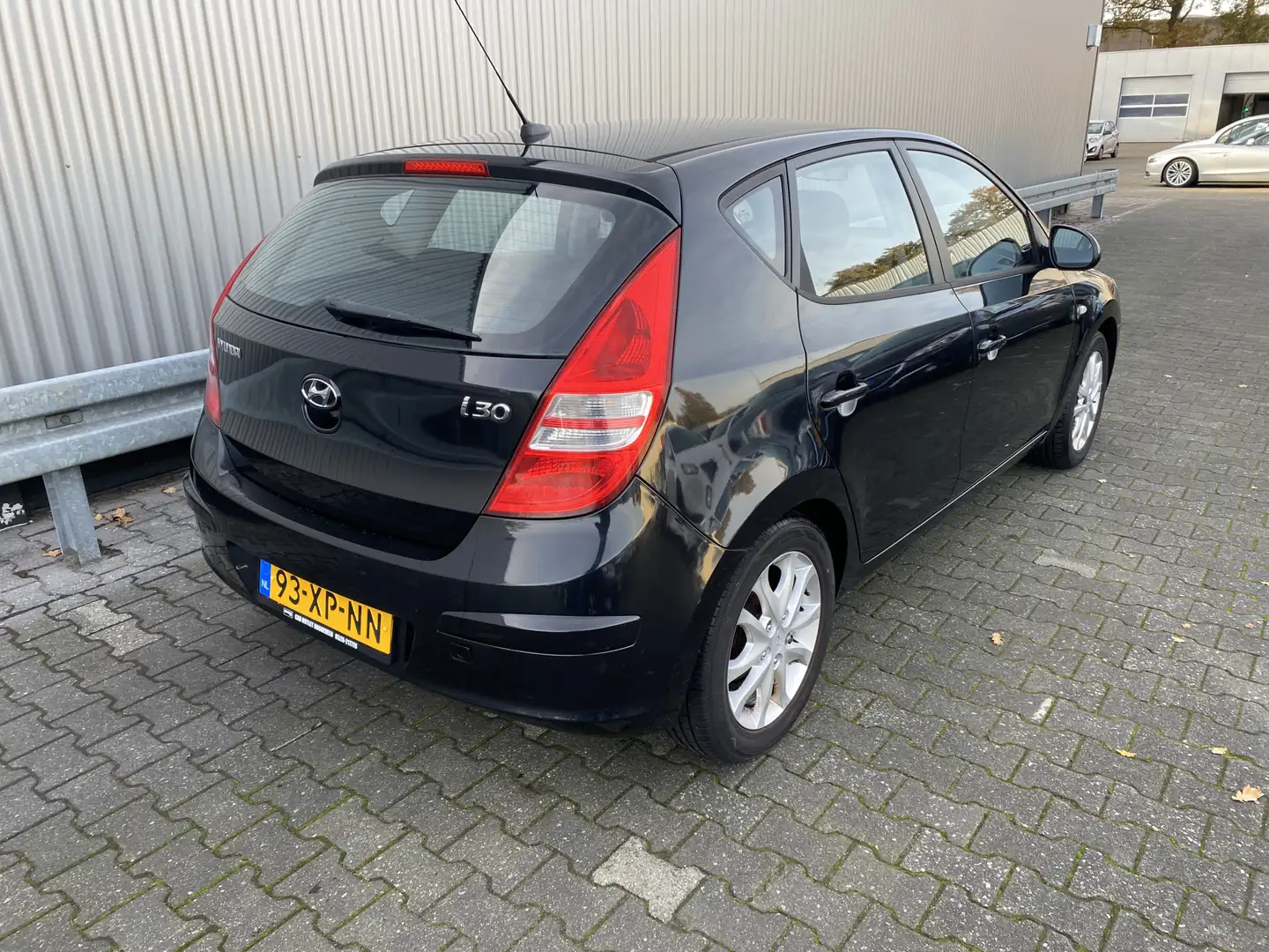 Hyundai i30 1.6i Dynamic Luxe 128Dkm.NAP, Airconditioning, LM, Zwart - 2