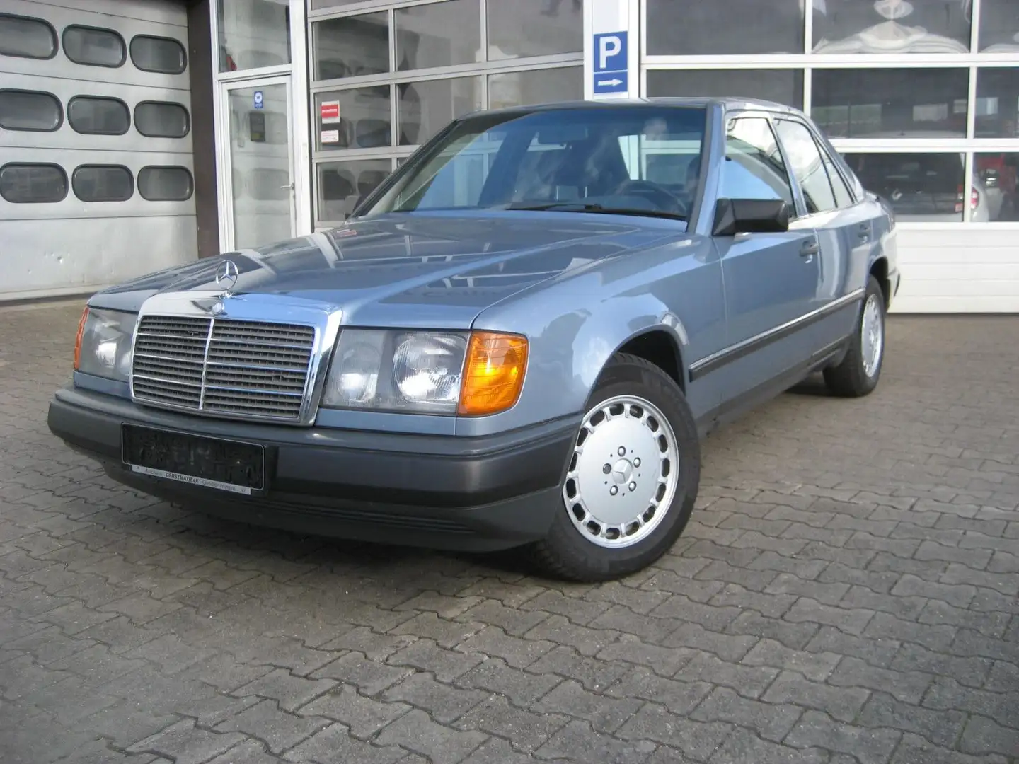Mercedes-Benz E 300 Blau - 1