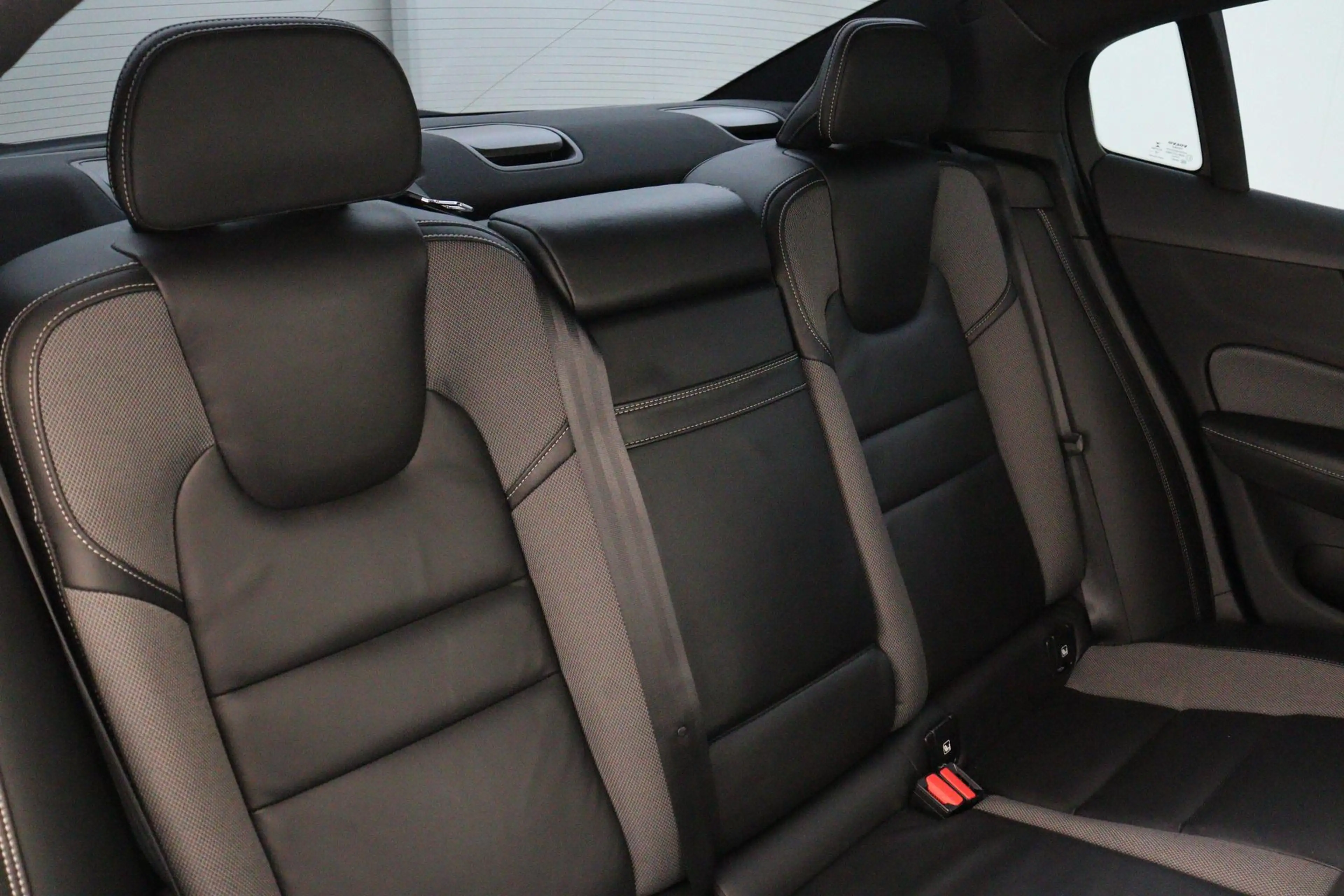 Volvo S60 B4 (M-HYBRID) R-DESIGN -PANO.DAK|HARMAN/KARDON|CAM — photo 12