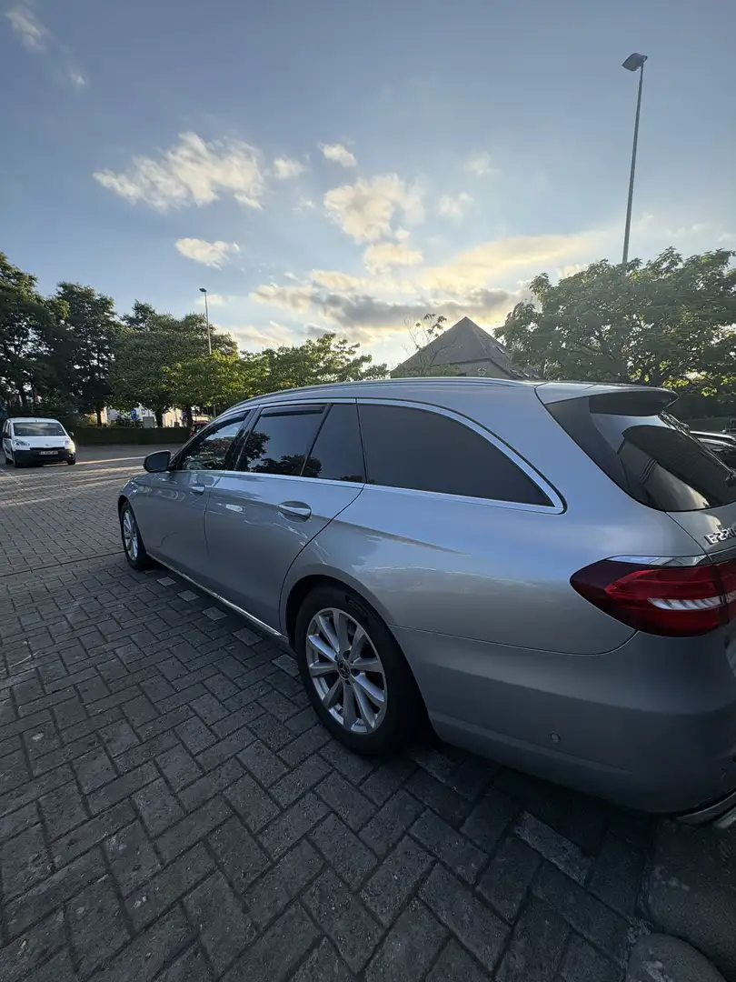 Mercedes-Benz E 220 d 4Matic T 9G-TRONIC Gris - 2