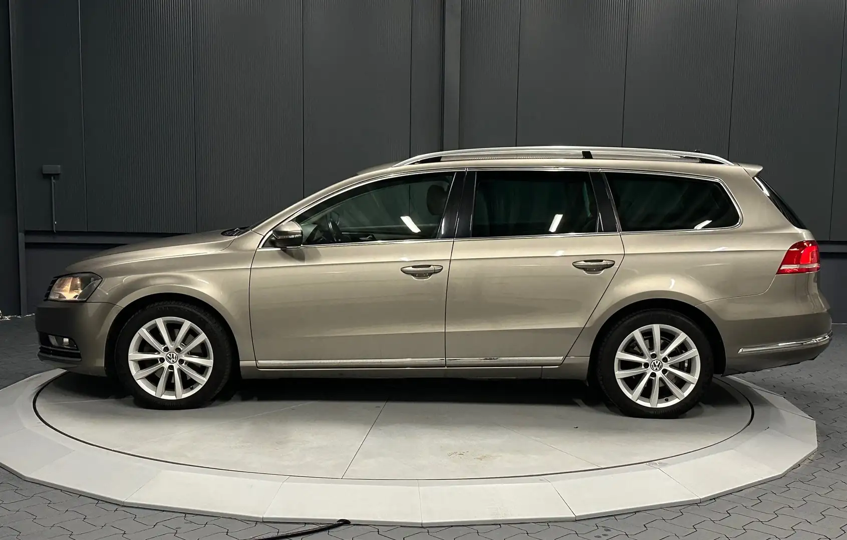 Volkswagen Passat Variant Highline 2.0 BlueTDI DSG*Standhzg*NAVI*AHK* Коричневий - 2