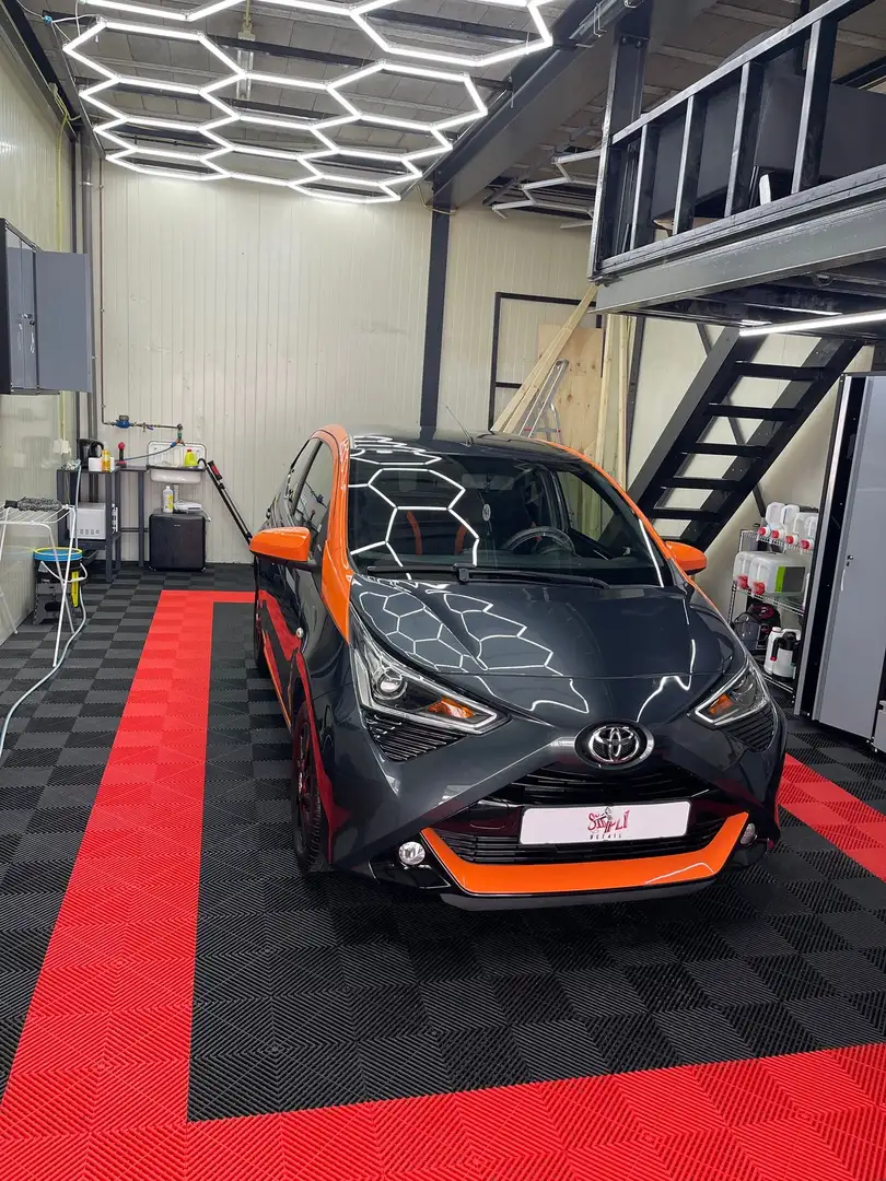 Toyota Aygo 1.0 VVT-i JBL Grijs - 1