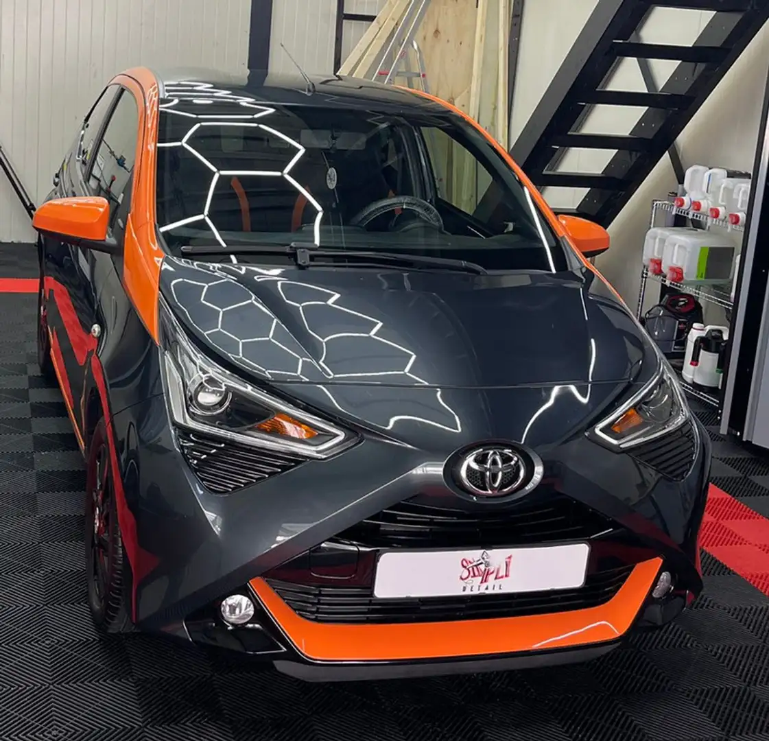 Toyota Aygo 1.0 VVT-i JBL Grijs - 2