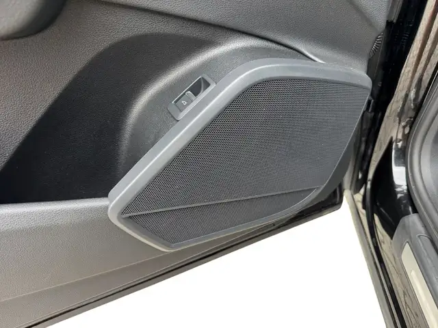 Audi SQ5 view 11