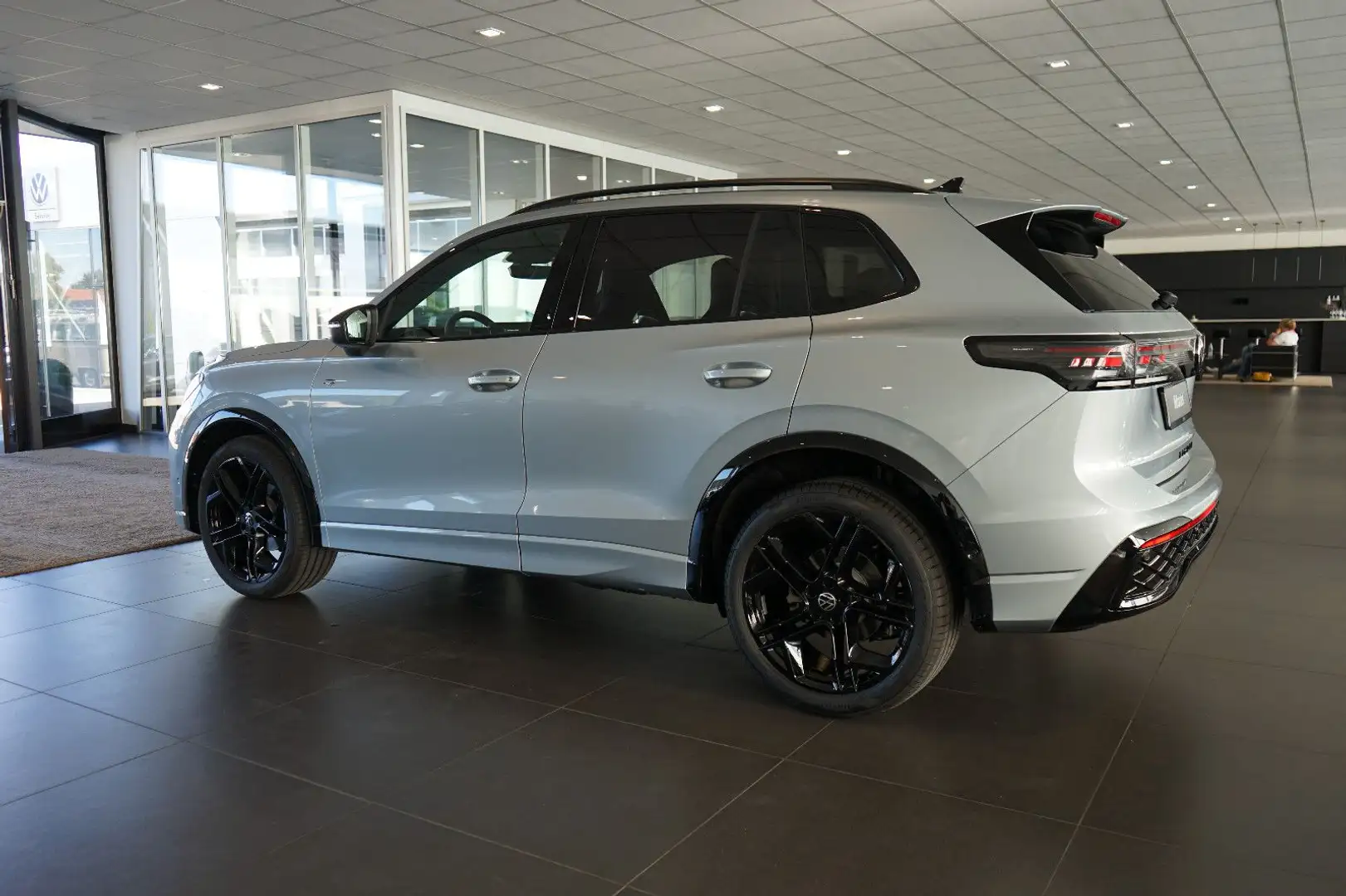 Volkswagen Tiguan 1.5 eTSI R-Line | Black Style | Pano | 20 Silber - 2