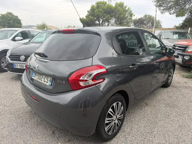 Peugeot 208 view 5