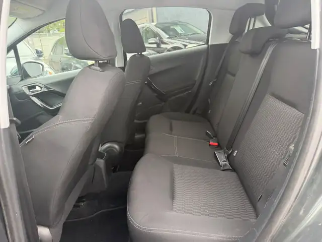 Peugeot 208 view 9