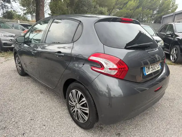 Peugeot 208 view 3