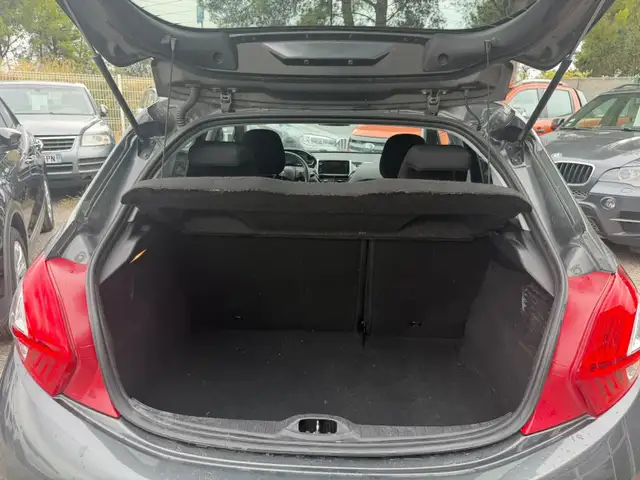 Peugeot 208 view 10