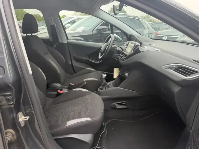 Peugeot 208 view 11