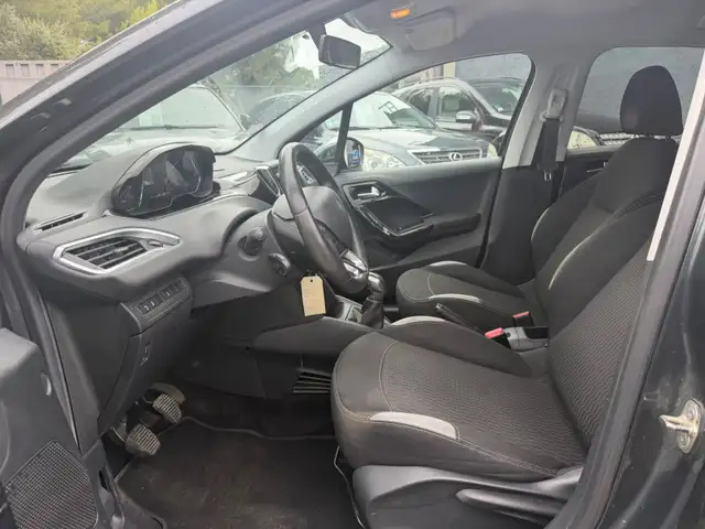 Peugeot 208 view 8
