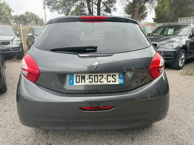 Peugeot 208 view 4