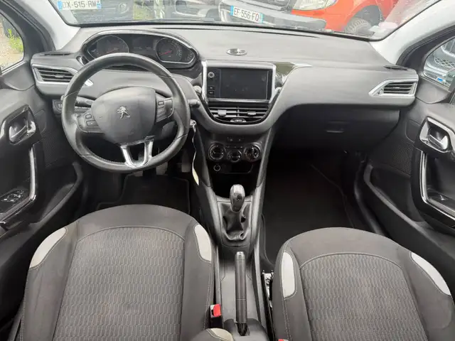 Peugeot 208 view 7