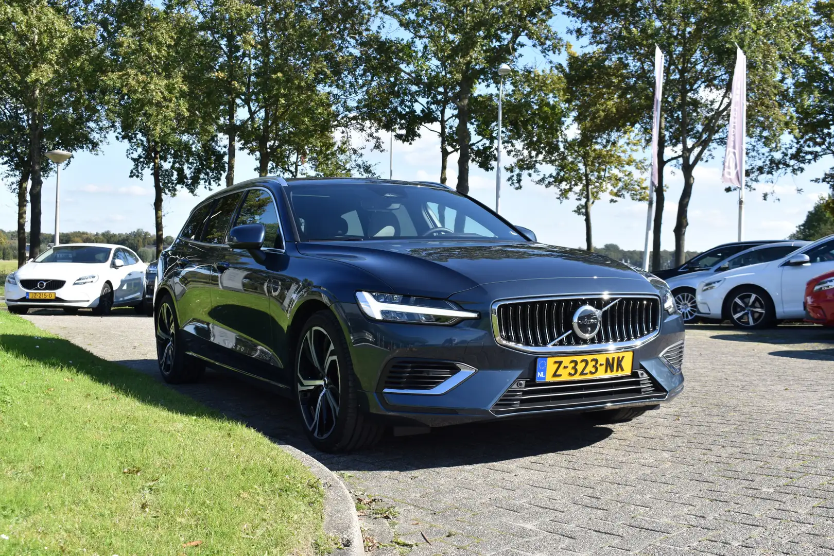 Volvo V60 T6 350PK Automaat Recharge AWD Plus Bright | ACC | Blauw - 2