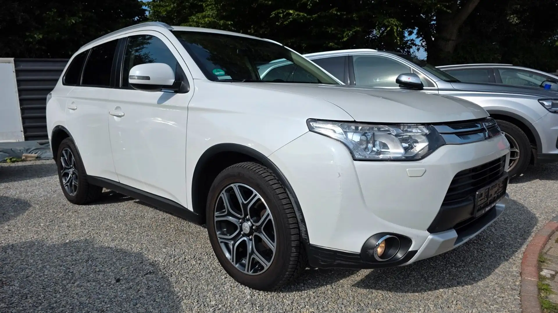 Mitsubishi Outlander 2,2 ClearTec Instyle 4WD 7 SITZER Weiß - 2