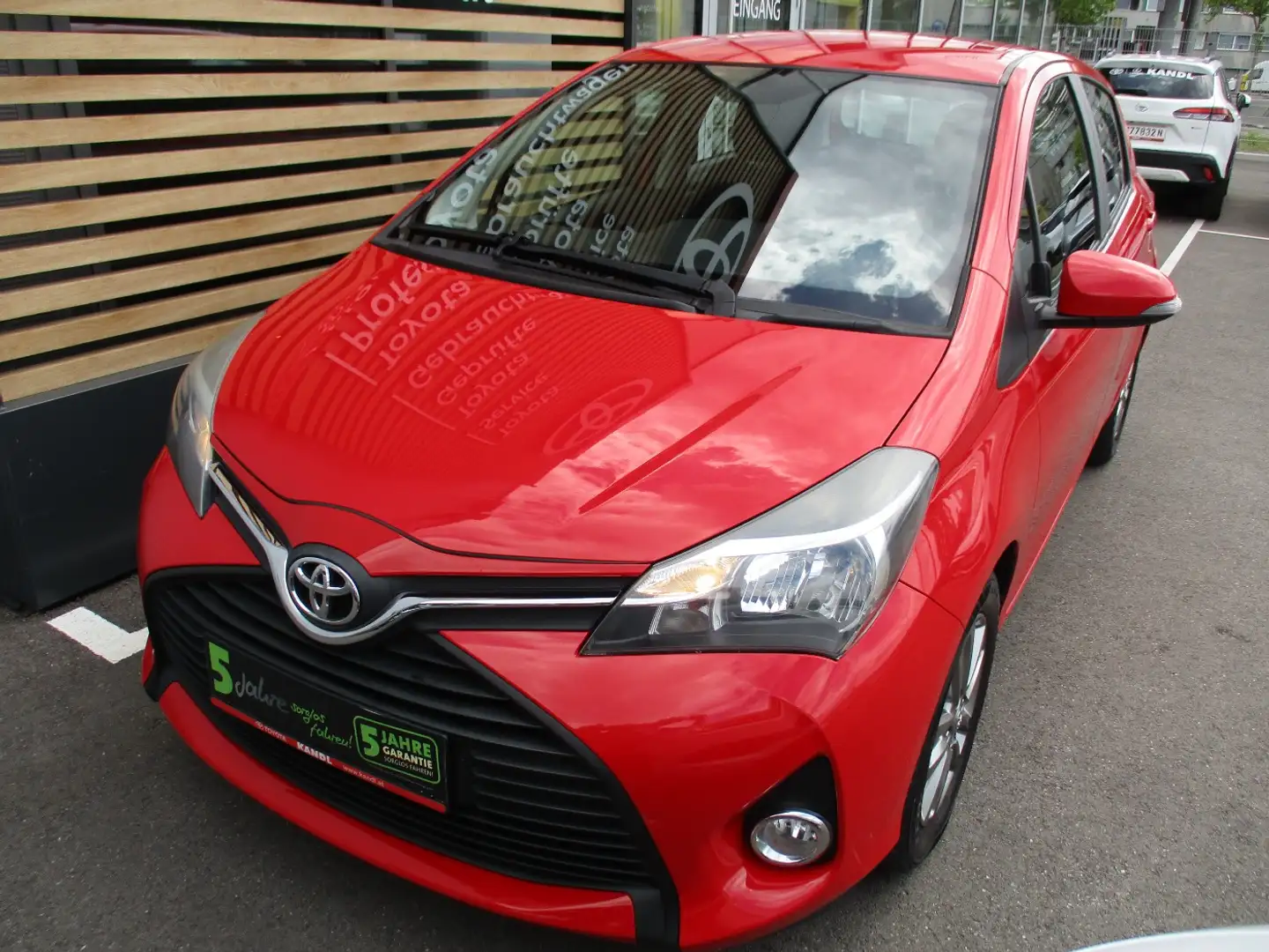 Toyota Yaris 1.0 VVT-i Edition Rot - 2