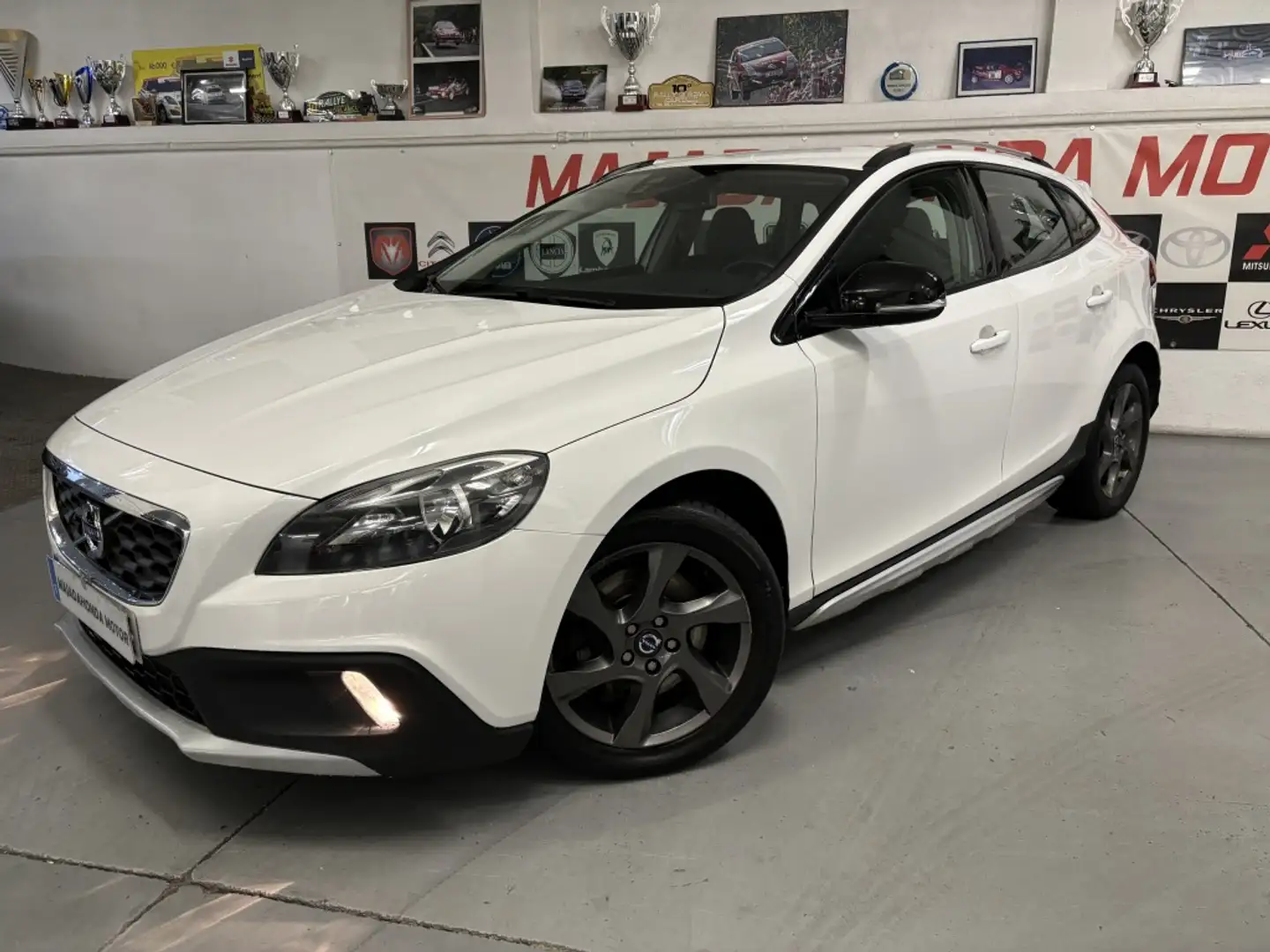 Volvo V40 Cross Country D4 Momentum Aut. 177 Wit - 1