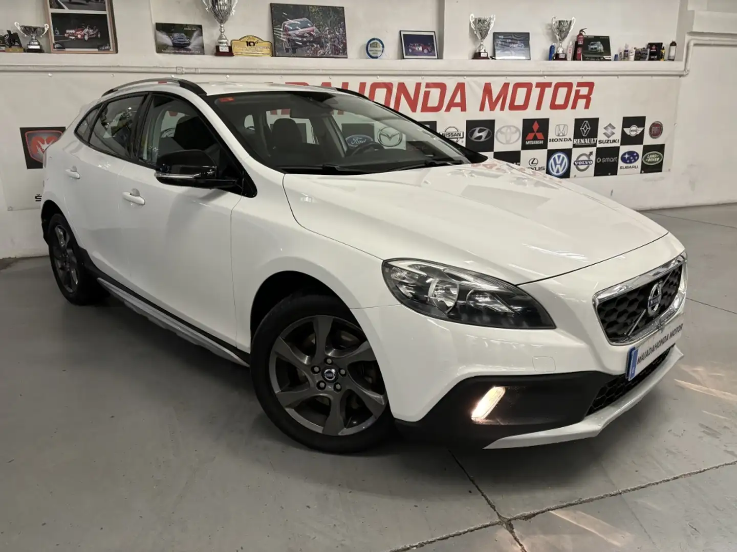 Volvo V40 Cross Country D4 Momentum Aut. 177 Wit - 2