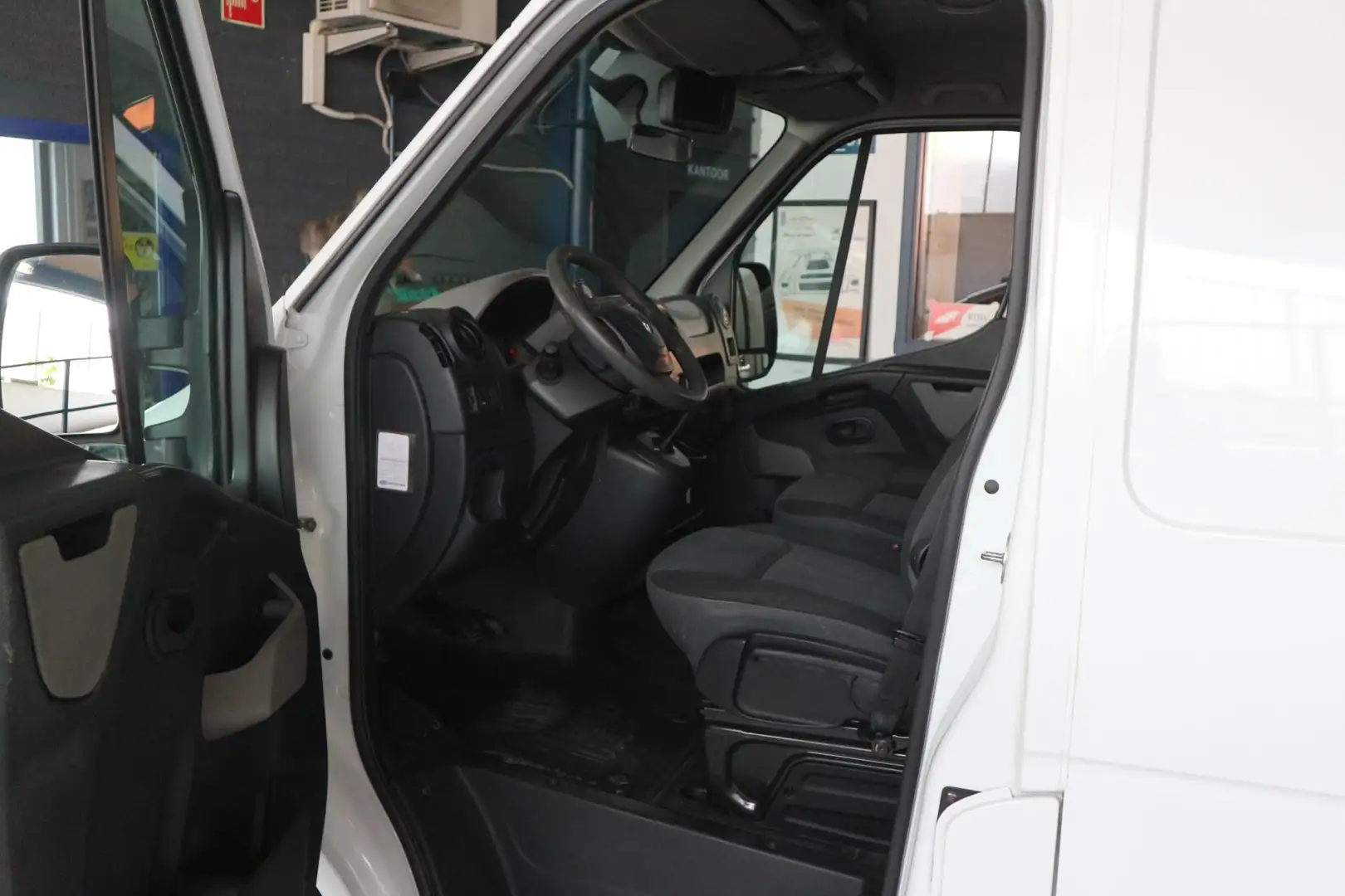 Renault Master T33 2.3 dCi L2H3 AUTOMAAT/ KEURIGE BUS/ NAP - 2