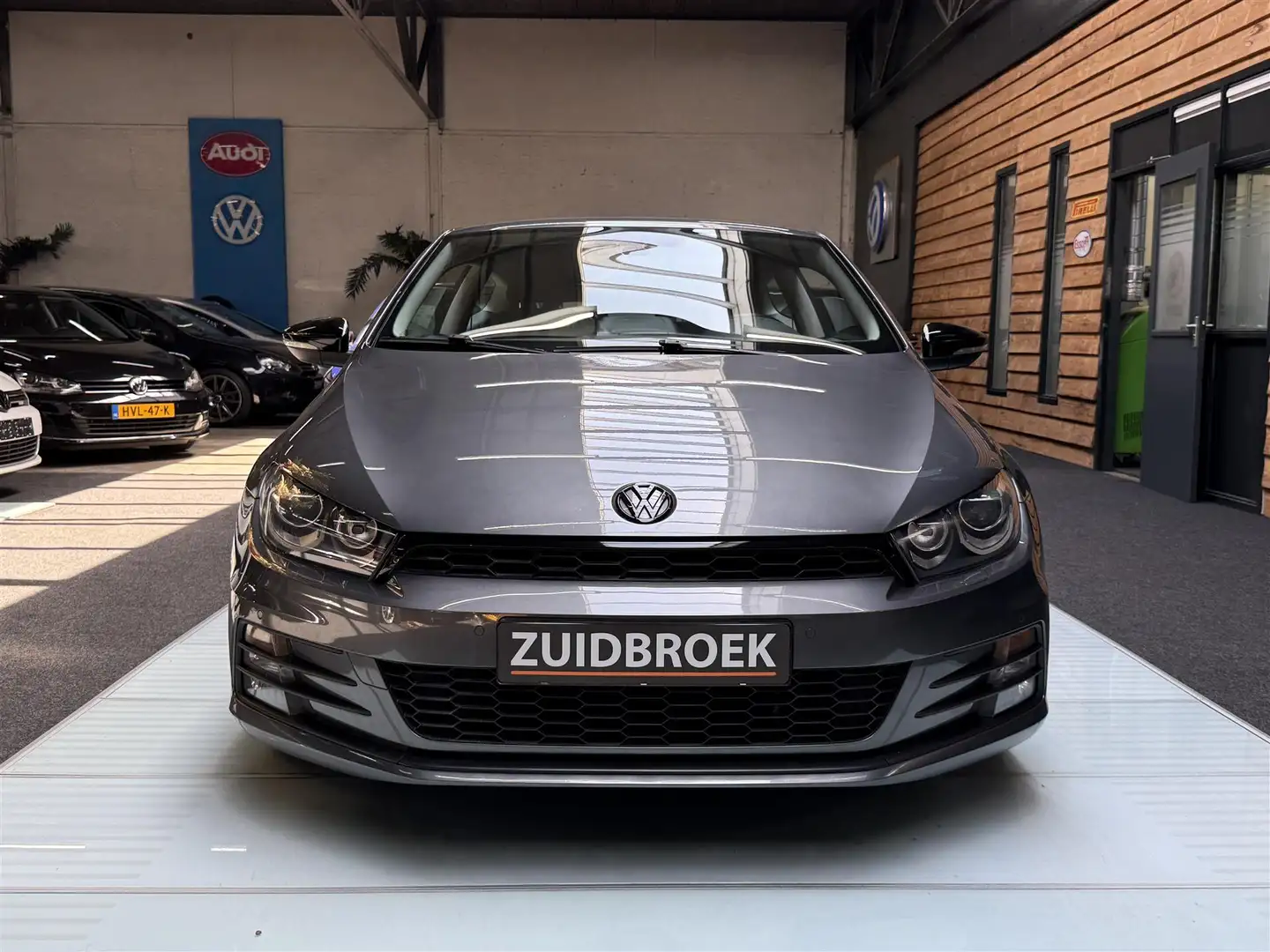 Volkswagen Scirocco 2.0 TSI DSG Clima Xenon Grijs - 2