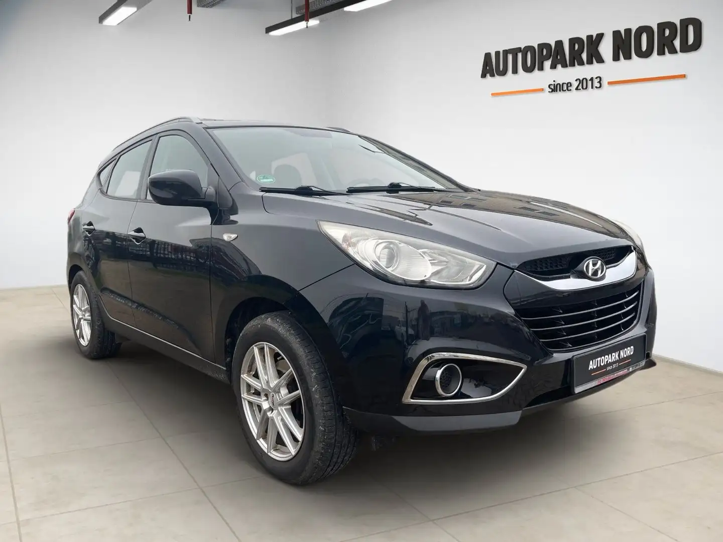 Hyundai iX35 2.0l Comfort 2WD/AHK/SHZ/PDC/ALU Schwarz - 2