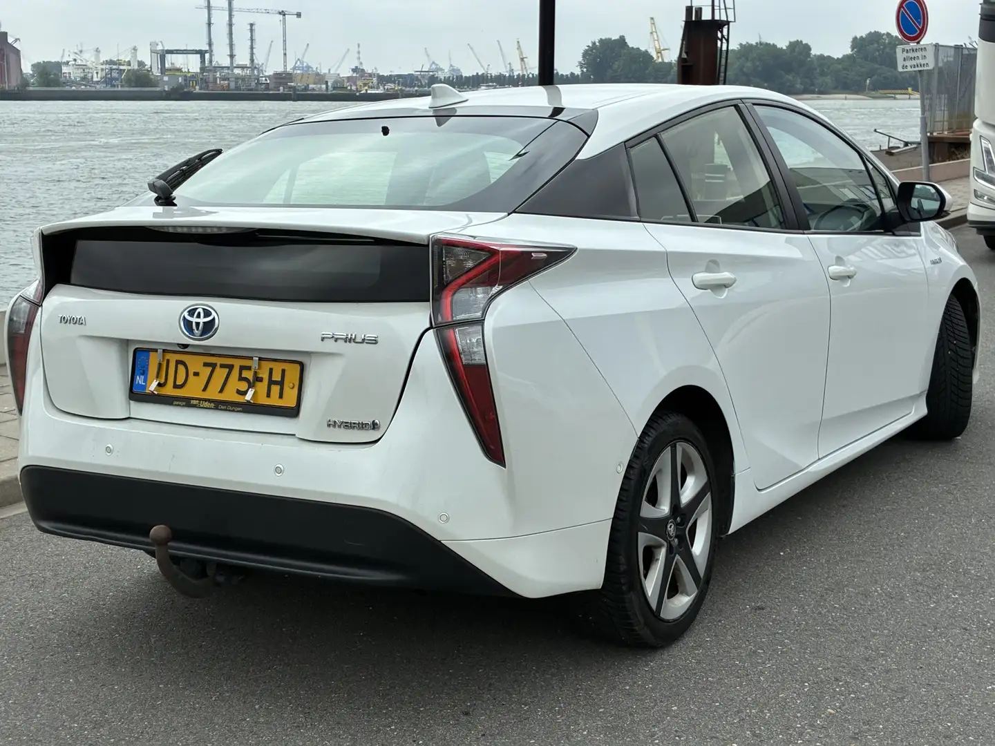 Toyota Prius 1.8 Executive hybried Automaat Bílá - 1