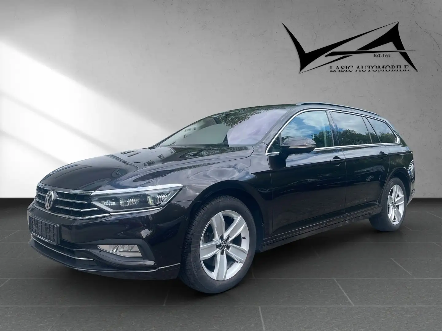 Volkswagen Passat Variant Business 2.0 TDI DSG Pano Bruin - 1